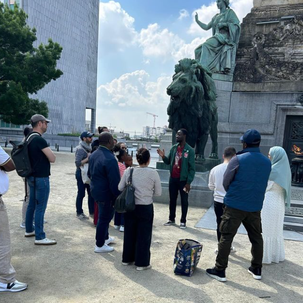 Marche démocratie devant la colonne du congrès